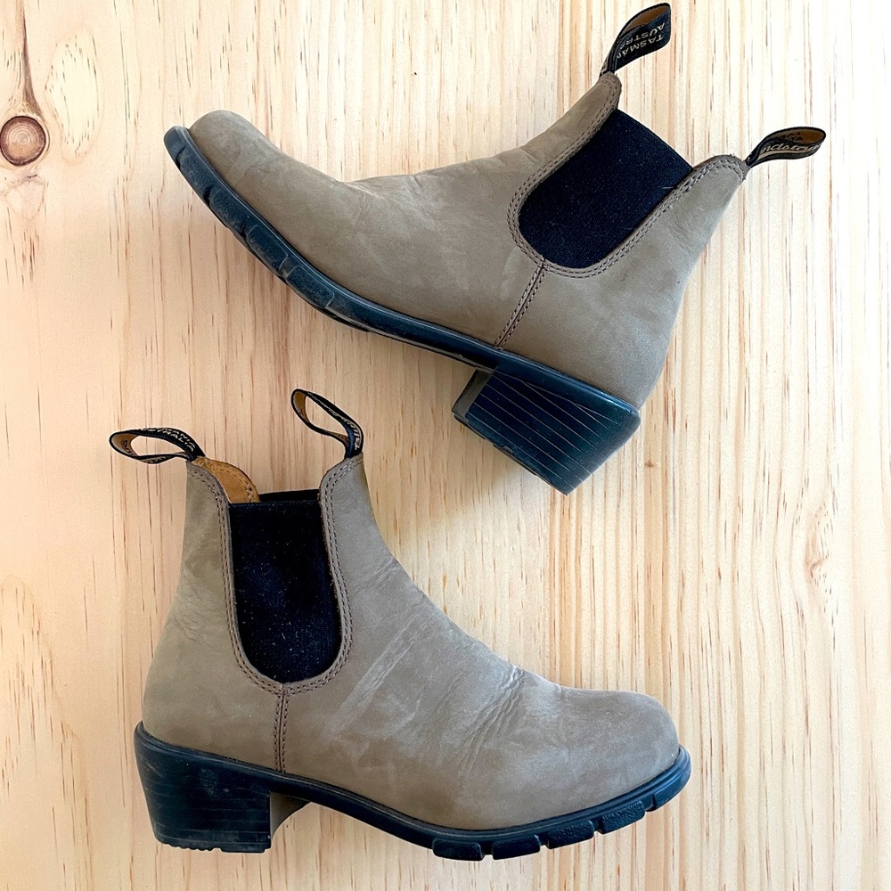 Blundstone 1961 Chelsea Ankle Heeled Boots US 7.5 UK 4.5 Stone Nubuck Neutral